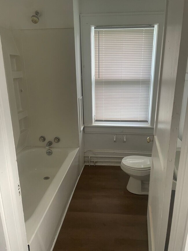Building Photo - 3 bedroom 1.5 bath House for rent