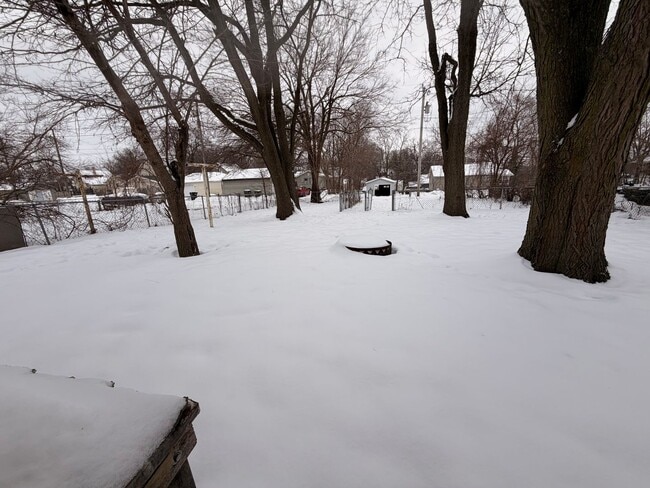 Building Photo - Spacious 2+ bedroom house $750!