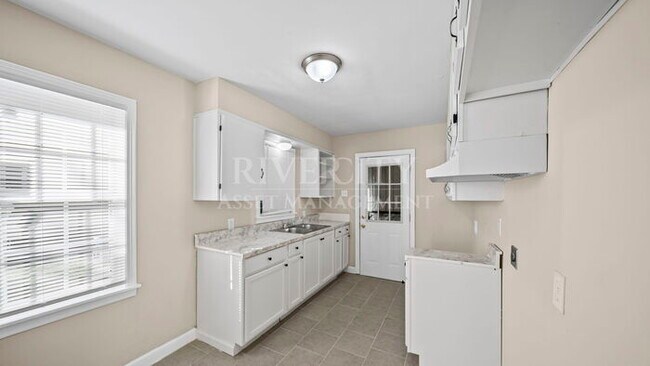 Building Photo - 1290 Dellwood Ave