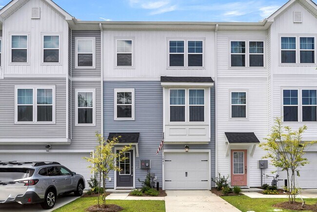Building Photo - Beautiful 4-Bedroom, 3.5-Bathroom Townhome...