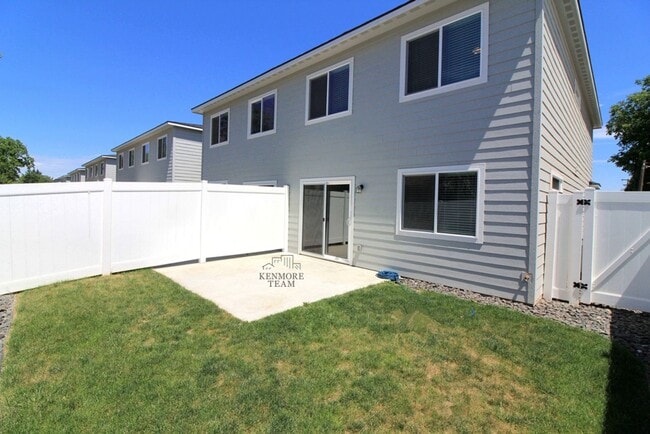 Building Photo - 3 Bedroom, 2.5 Bath Townhome in Kennewick