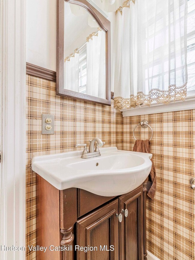 Building Photo - 11 Julia Ave