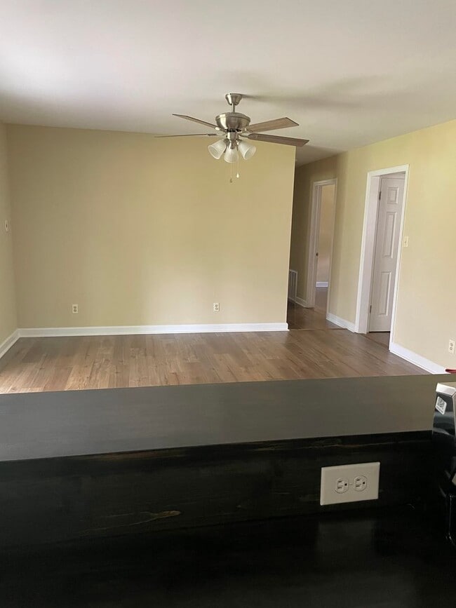 Building Photo - Charming Three Bedroom Brick Ranch in Colu...