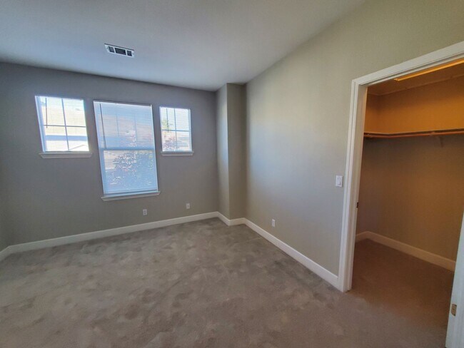 Building Photo - STUNNING SPACIOUS 5 BEDROOM HOME IN CONCOR...