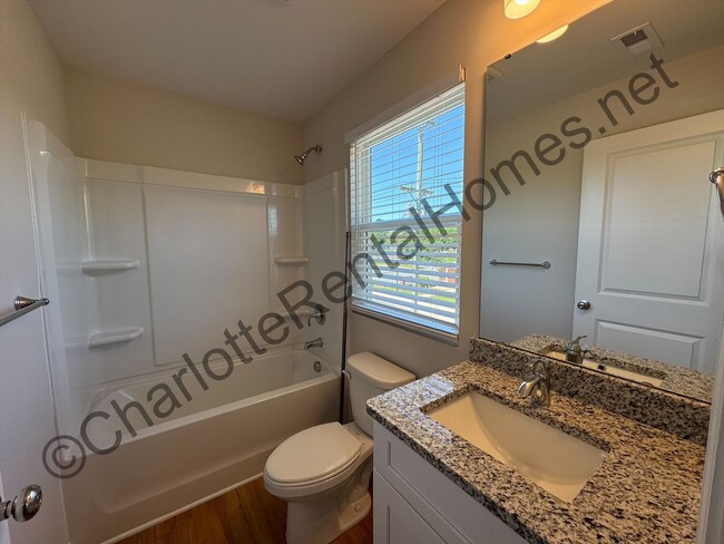 Building Photo - New 3 bed 2.5 bath home in Hickory!