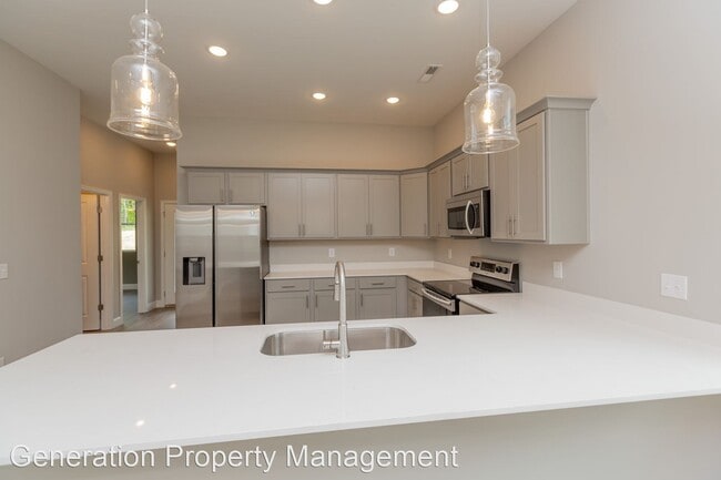 Building Photo - 4 br, 2.5 bath House - 566 Strong Avenue