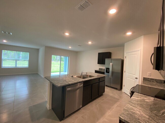 Building Photo - Desirable SE Ocala Neighborhood - Lake Dia...