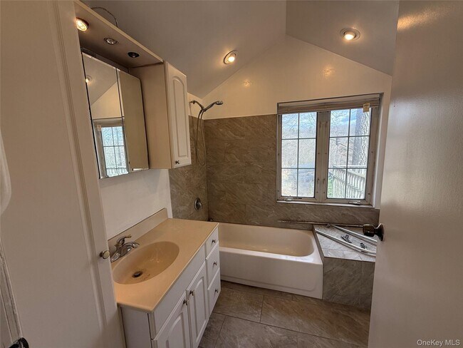 Building Photo - 14 Arbutus Trail