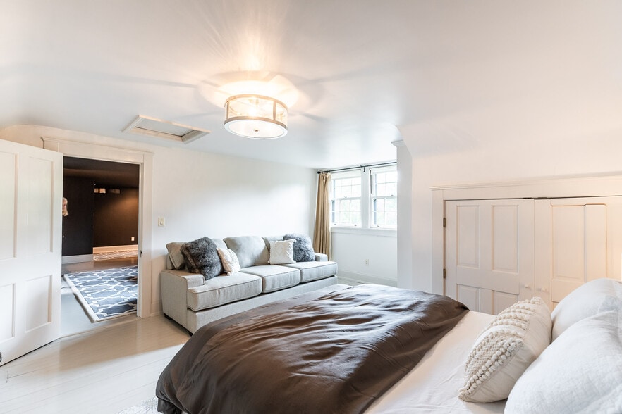 Spacious and light filled. - 4061 Beechwood Ave