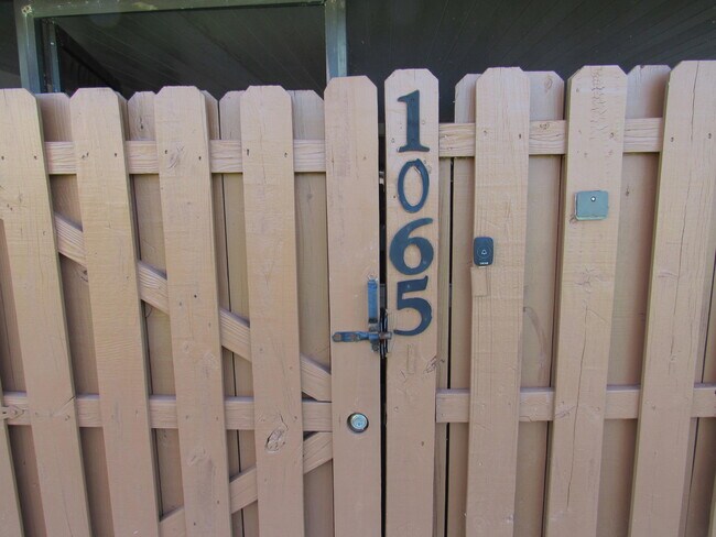 Building Photo - 1065 Manor Dr
