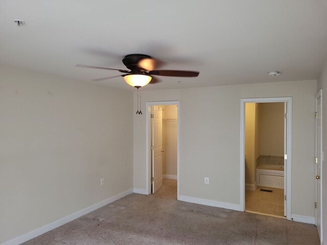 Building Photo - Fantastic 2 Bed 2.5 Bath Interior Townhome...