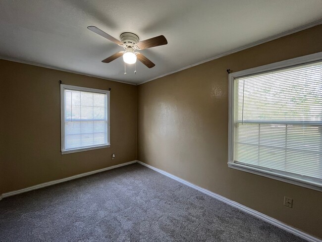 Building Photo - 4 bedroom 2 bath!