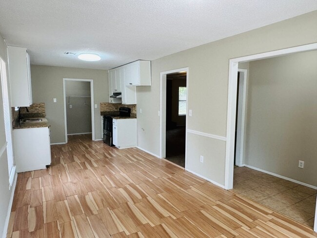 Building Photo - 3-Bedroom Gem !!