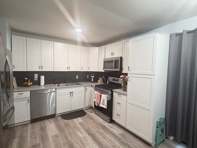 Building Photo - 654 Maple Ln