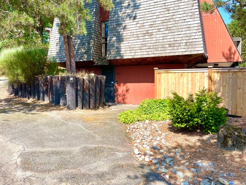 Building Photo - 10733 Burke Ave N