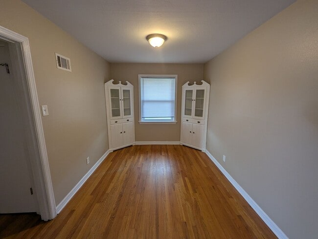 Building Photo - Your Perfect Home Awaits — Cozy, Updated, ...