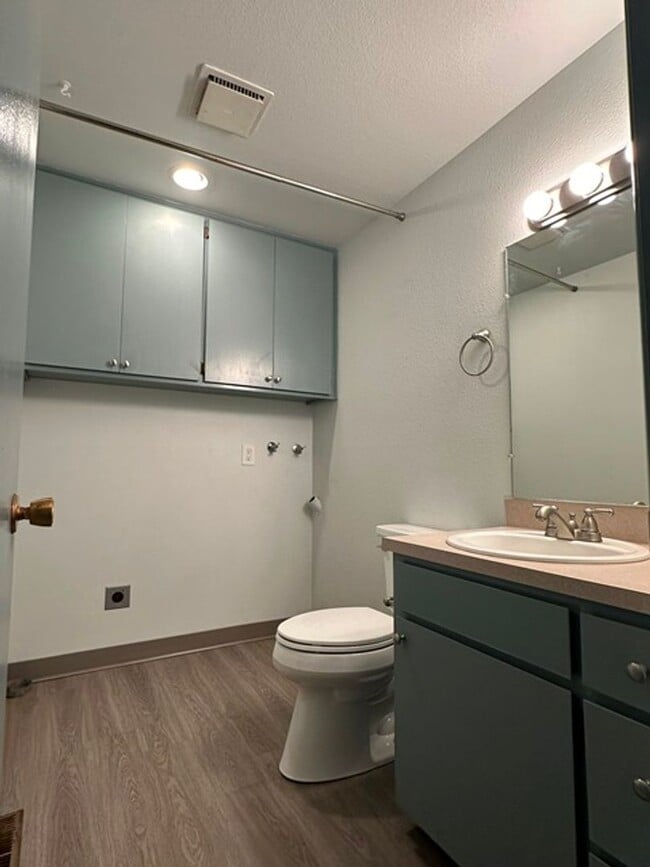 Building Photo - 2 bedroom townhuose