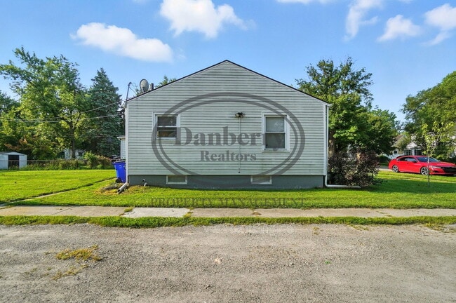 Building Photo - 1126 Searles Rd