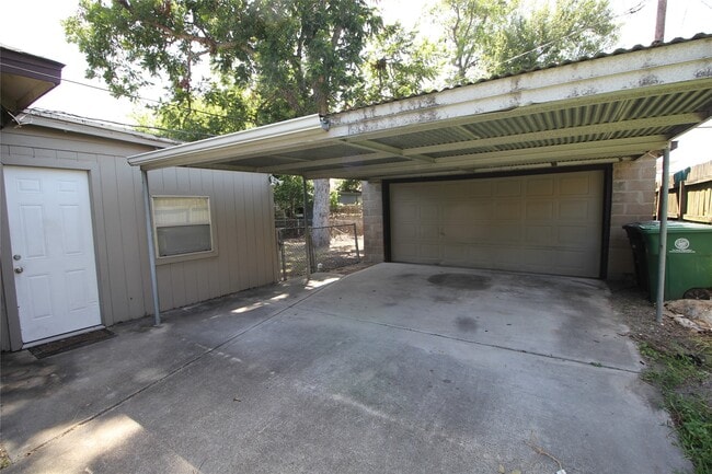 Building Photo - 2616 Oakcliff St