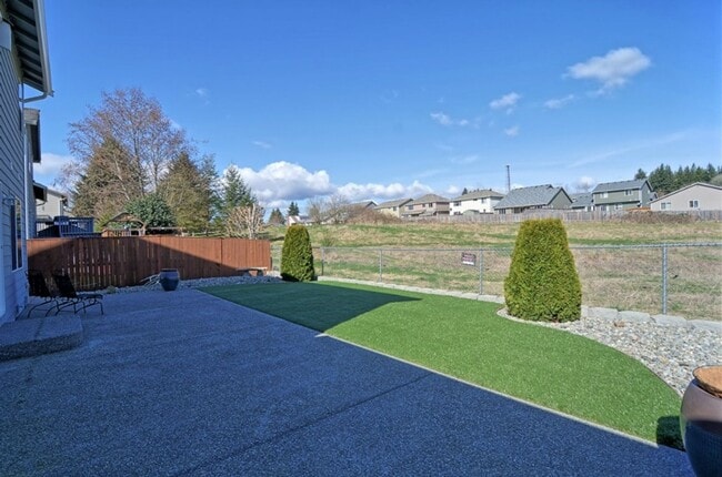 Building Photo - 3 bdrm, 2.5 Bath, 2 car Garage, Gas heat, ...