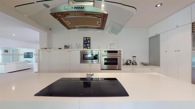 Building Photo - 6015 Pine Tree Dr