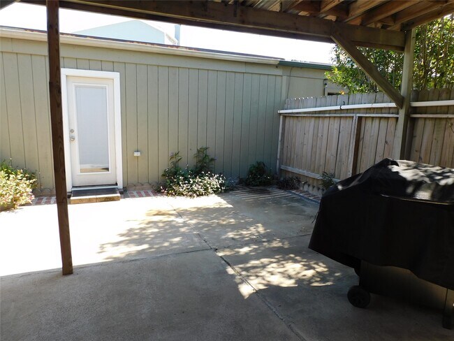 Building Photo - 414 1st St