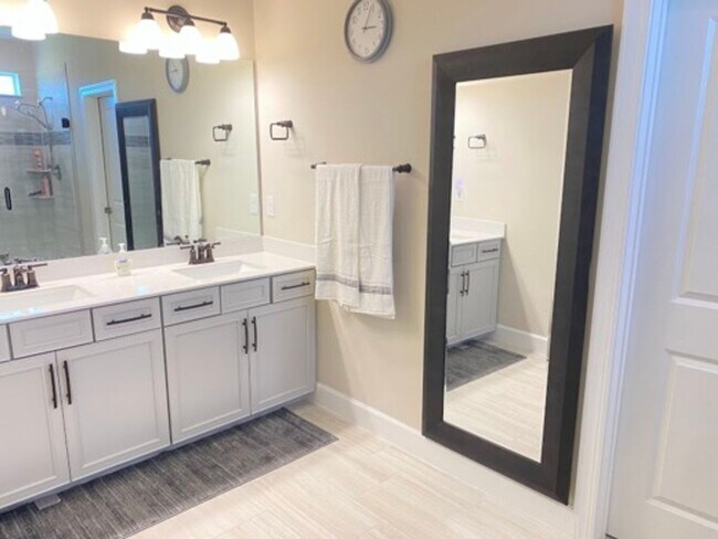 Building Photo - Beautiful 4 Bedroom Home in Amazing Wesley...