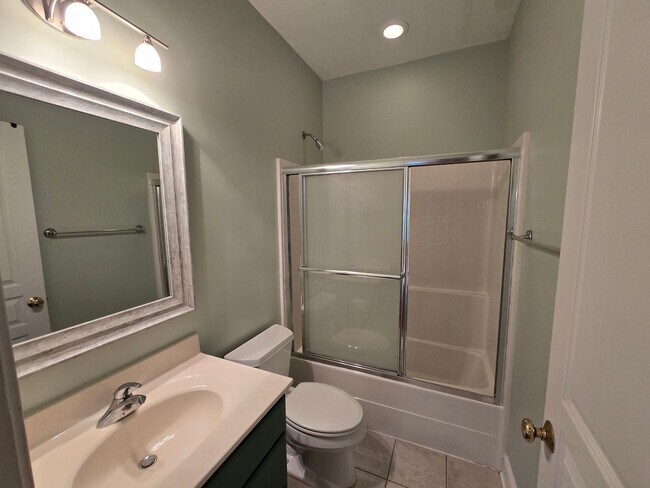 Building Photo - Stylish 3BR, 3BA Townhouse – Prime Locatio...