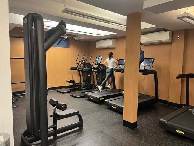 Interior Photo - 110 Horatio St