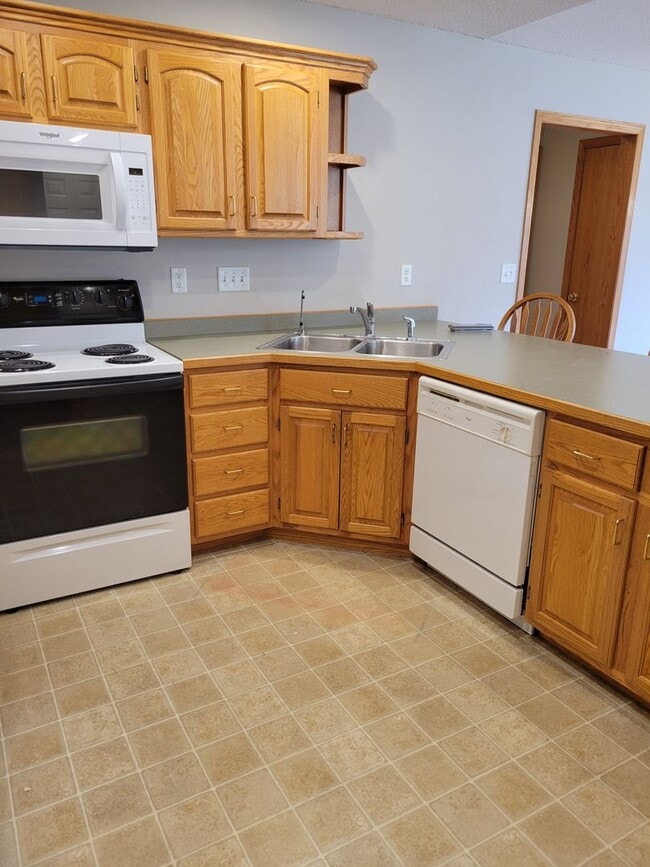 Building Photo - 3 Bedroom Twin Home