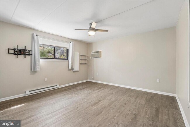 Building Photo - 400 Glendale Rd