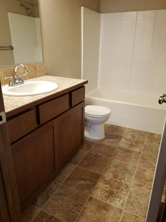 Building Photo - Lovely newer 3 bedroom 2 bath home for ren...