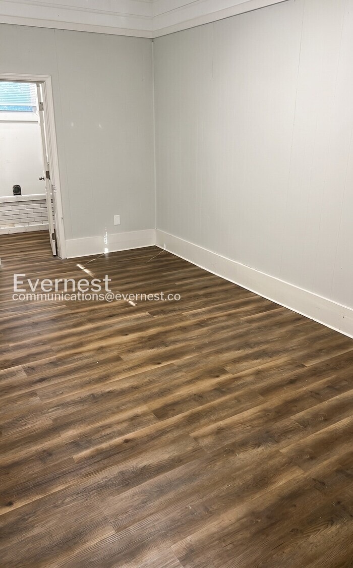 Building Photo - 203 Pinetree Dr