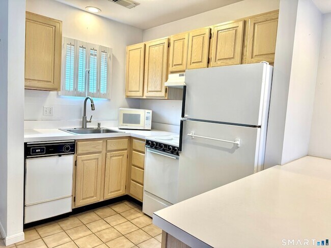 Building Photo - 823 Old Pond Ln