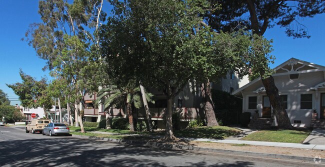 Building Photo - Breckenshire Deluxe Apartments