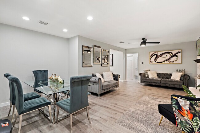 Building Photo - 3400 Laguna Dr