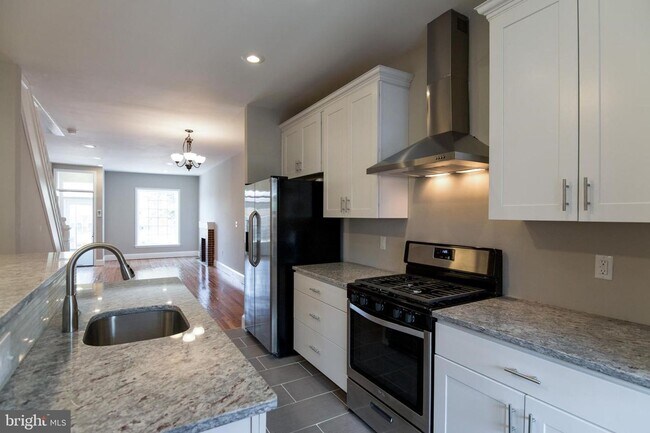 Building Photo - Charming 2 Bedroom/2.5 Bathroom Townhome in Patterson Neighborhood, MD!