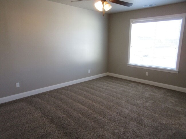 Building Photo - 3 Bedroom - 2.5 bathroom - in the heart of...