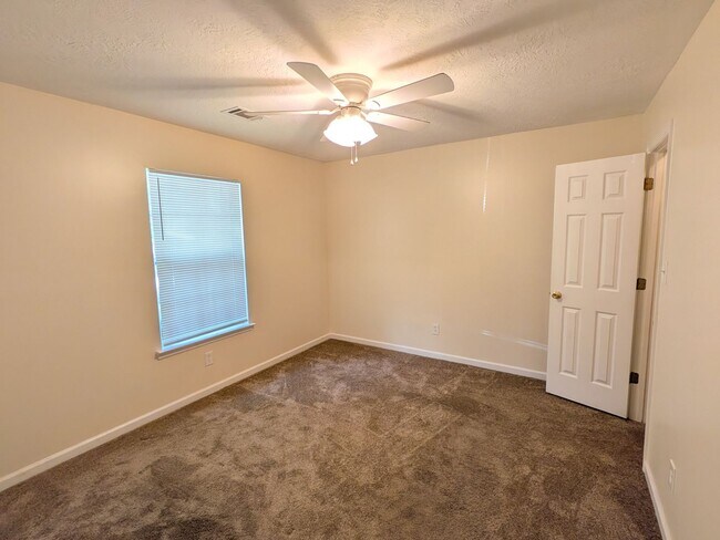 Building Photo - 526 Edgecliff Ln