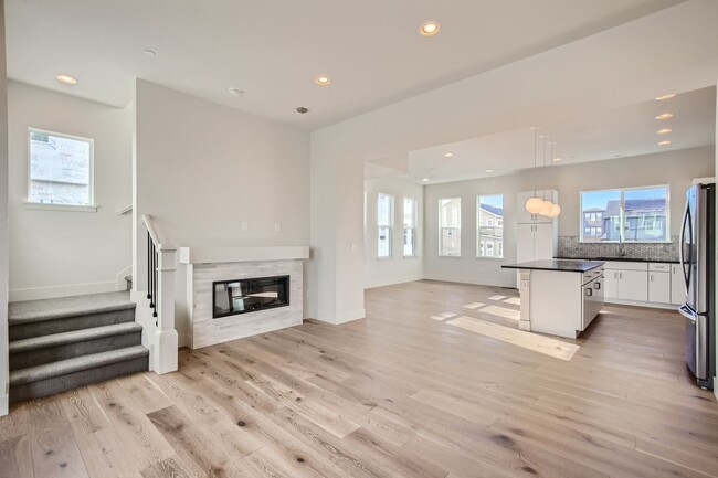Building Photo - Stylish 3 bed/4 bath Town Home