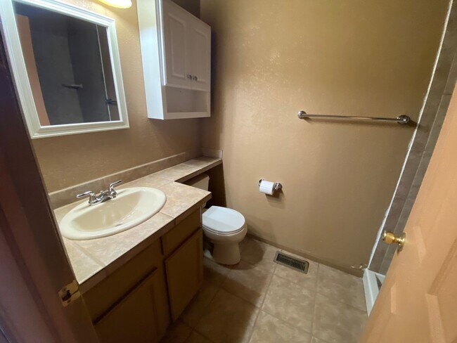 Building Photo - Nice 2 bedroom Townhome in Ken Caryl area of Littleton