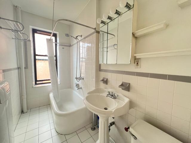 Building Photo - 1 bedroom in SUNNYSIDE NY 11104