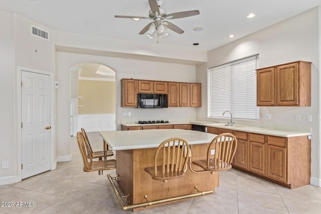 Building Photo - 589 N Acacia Dr