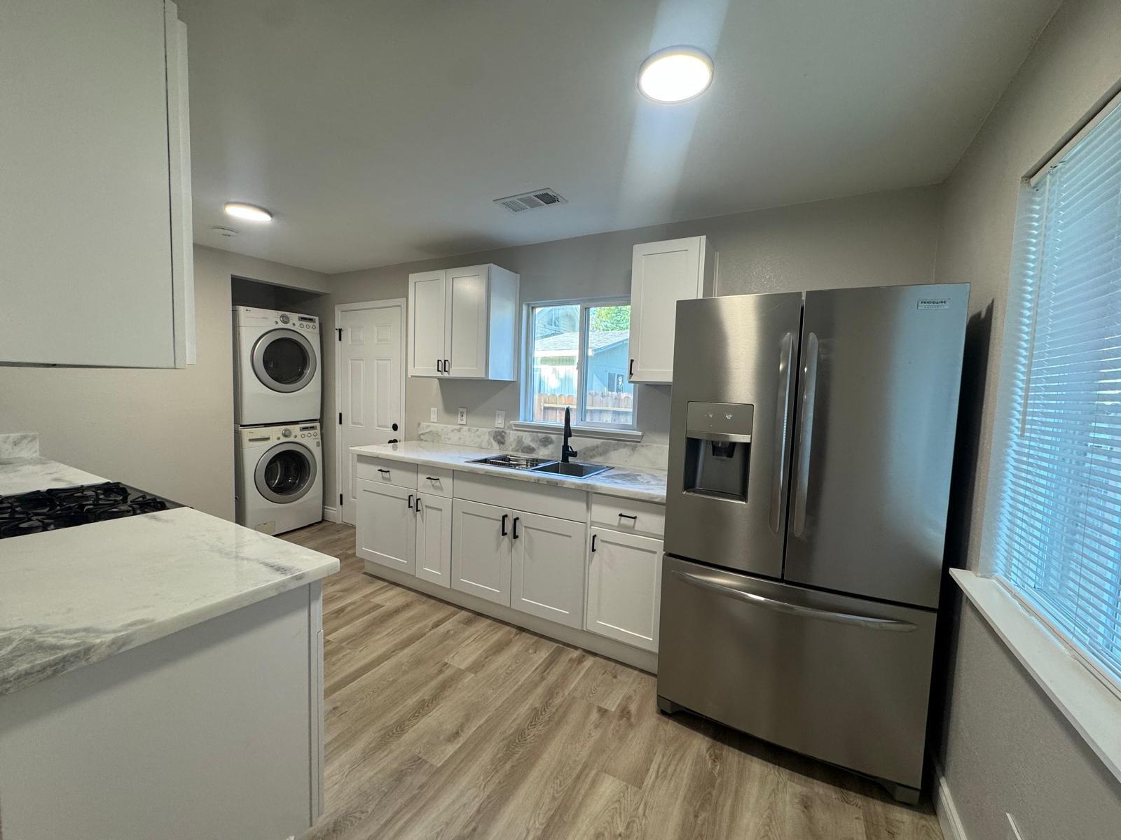 Building Photo - 546 Santiago Ave