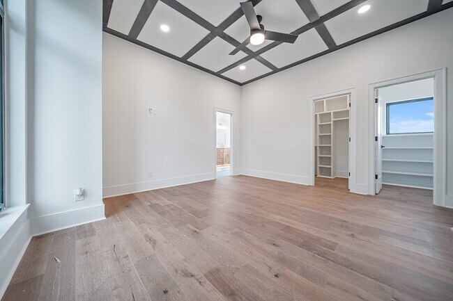 Building Photo - 6011 Hill Cir Dr