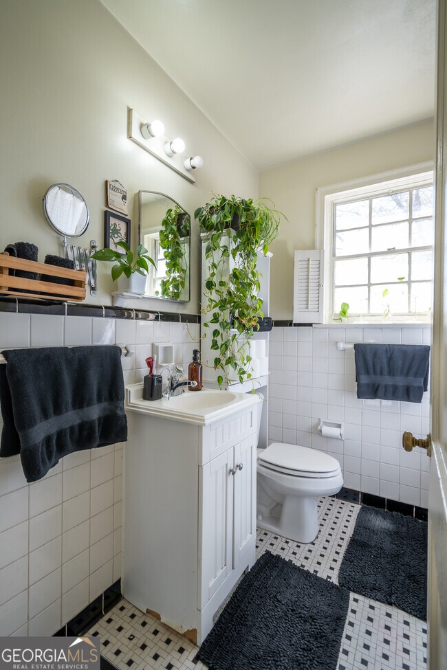 Building Photo - 118 University Dr