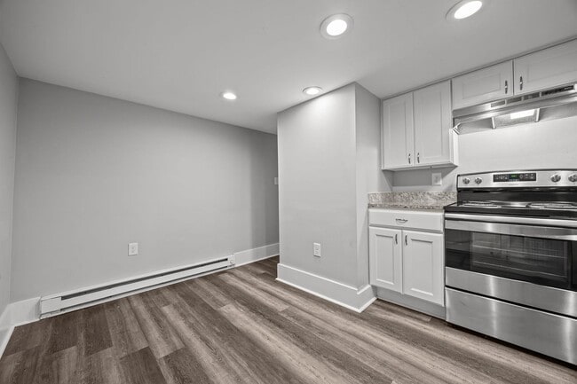 Building Photo - Newly Renovated 2 bed 1 bath!