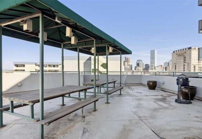 Building Photo - 601 W 11th Ave