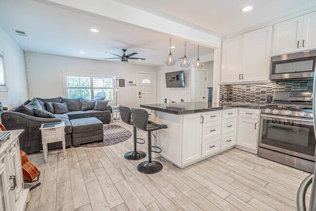 Building Photo - Beautifully Remodeled 2BR/1BA  Home – Move-In Ready!