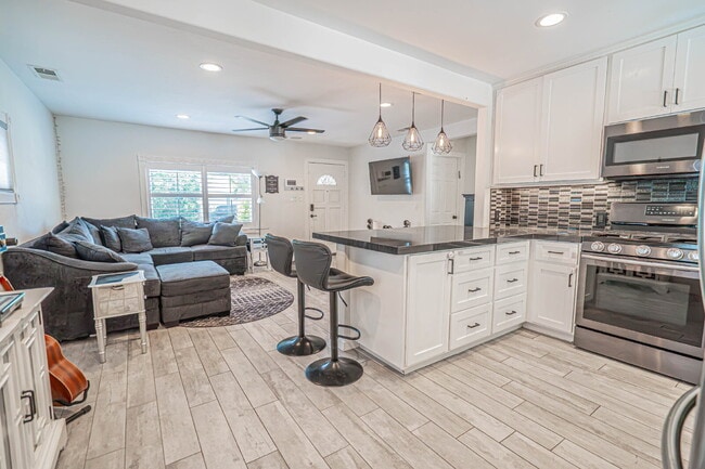 Building Photo - Beautifully Remodeled Home Move-In Ready!